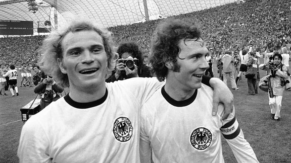 Franz Beckenbauer und Uli Hoeness bei einer Archivaufnahme