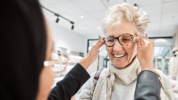 Frau mittleren Alters beim Optiker