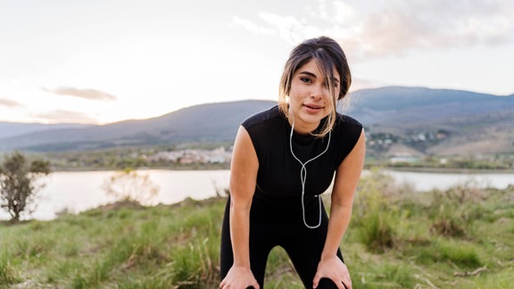 Frau in Sportkleidung in der Natur