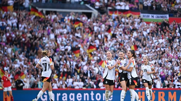 Deutsche Nationalspielerinnen beim Jubel auf Spielfeld