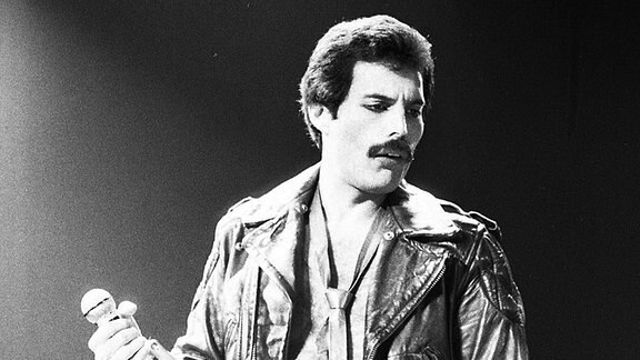 Freddie Mercury von der britischen Rockband Queen bei einem Auftritt im CNE Grandstand in Toronto am 30. August 1980.