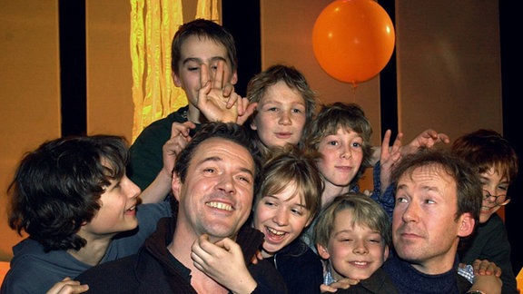 Beschreibung Die Hauptdarsteller des Kinofilms "Das Fliegende Klassenzimmer", Sebastian Koch (l) und Ulrich Noethen, scherzen am 6.3.2002 mit den Kinderdarstellern.