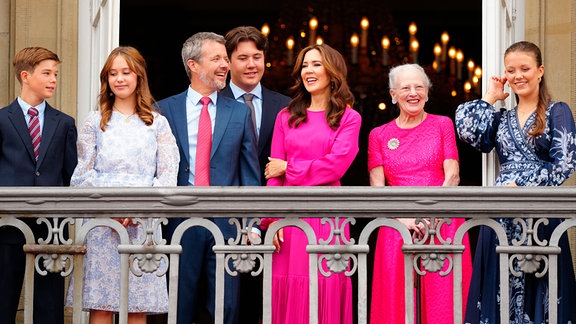 Dänemarks König Frederik X. (3.v.l), der seinen 56. Geburtstag feiert, steht gemeinsam mit Prinz Vincent (l-r), Prinzessin Josephine, Kronprinz Christian, Königin Mary, seine MutterÂ Königin Margrethe II. und Prinzessin Isabella auf dem Balkon im Palast von Frederik VIII., Schloss Amalienborg in Kopenhagen.