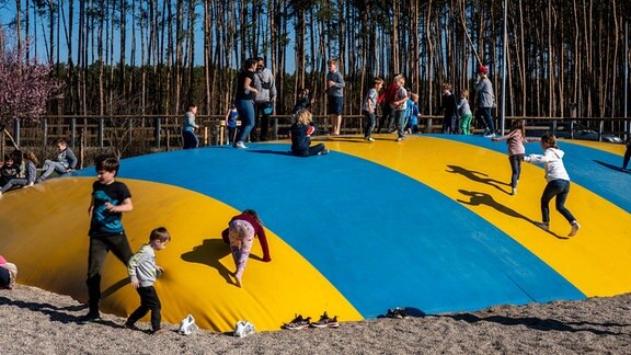 Kinder auf einem Spielplatz