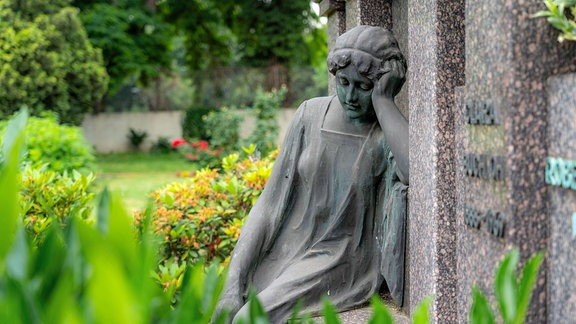 Figur auf einem Friedhof