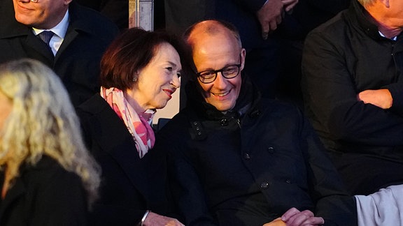 Friedrich Merz (CDU), Unions-Kanzlerkandidat und Vorsitzender der CDU, und seine Frau Charlotte sitzen beim großen Zapfenstreich der Bundeswehr anlässlich der Verabschiedung des geschäftsführenden Bundeskanzlers Olaf Scholz (SPD). 