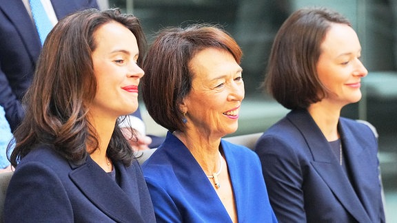 Charlotte Merz (M), Ehefrau des designierten Bundeskanzlers Merz, und ihre Töchter Carola Clüsener (l) und Constanze Merz sitzen vor der Kanzlerwahl im Bundestag auf der Tribüne.