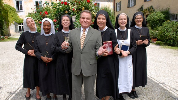 L-R: Julia Heinze, Denise MBaye, Karin Gregorek, Fritz Wepper, Janina Hartwig, Emanuela von Frankenberg und Andrea Sihler, die Schauspieler beim Pressetermin zur 10. Staffel von Um Himmels Willen (ARD)