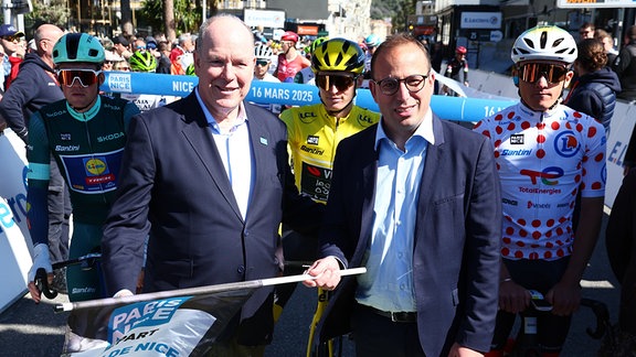 Fürst Albert von Monaco (links) beim Start der achten Etappe der 83. Ausgabe des Radrennens Paris-Nizza, 119,9 km von Nizza nach Nizza, Frankreich, Sonntag, 16. März 2025.