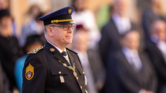 Fürst Albert II von Monaco (MC), bei der Militärparade und Medaillenübergabe im Rahmen der Feierlichkeiten zum Nationalfeiertag 