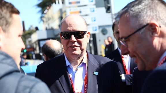 Prinz Albert von Monaco beim Start der achten Etappe der 83. Ausgabe des Radrennens Paris-Nizza.