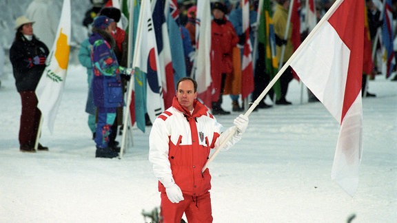 Olympische Winterspiele in Lillehammer: Prinz Albert von Monaco trägt die Flagge bei der Eröffnungsfeier.