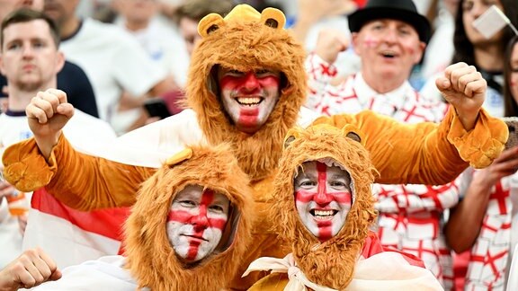 Englische Fußballfans in Löwenkostümen