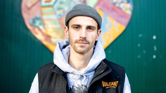 Fynn Kliemann, deutscher Musiker und YouTuber, steht auf seinem Hof "Kliemannsland" im Ortsteil Rüspel.