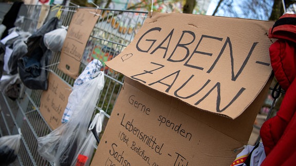 Lebensmittel, Kleidung und kleine Geschenke für Bedürftige hängen 2020 an einem sogenannten Gabenzaun im Bremer "Viertel".