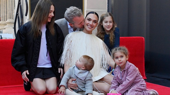 Gal Gadot posiert mit ihrem Ehemann und ihren Kindern vor Fotografen.