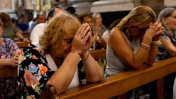 Gläubige nehmen an einer Messe für die Gesundheit von Papst Franziskus in der Basilika von San José de Flores teil.