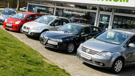 Gebrauchte Fahrzeuge stehen auf dem Gelände eines Gebrauchtwagenhändlers.