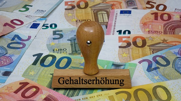 Gehaltserhöhung Stempel und Geldscheine