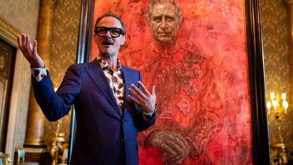 Künstler Jonathan Yeo steht bei der Enthüllung seines Porträtgemäldes von König Charles III. von Großbritannien im blauen Salon des Buckingham Palace.