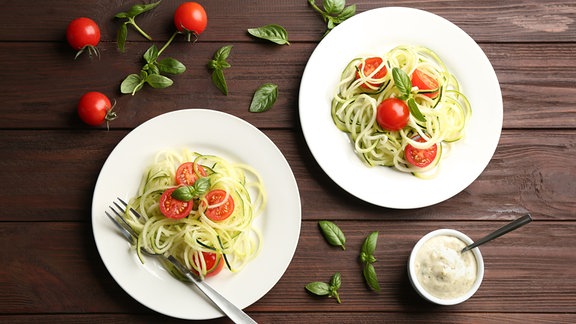 Leckere Zucchini-Nudeln mit Tomaten und Basilikum
