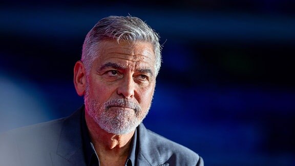 George Clooney, US-amerikanischer Schauspieler, hört zu beim Internetkongress Digital X der Deutschen Telekom im Media Park.