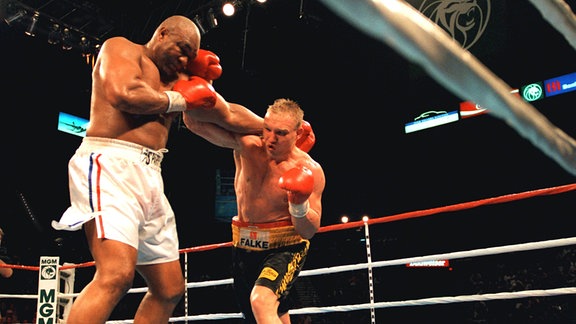 Axel Schulz hat mit seiner Rechten einen Kopftreffer bei George Foreman gelandet
