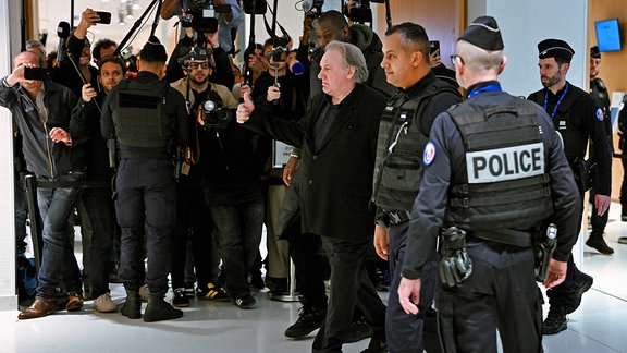 Gerard Depardieu, Polizisten, Journalisten