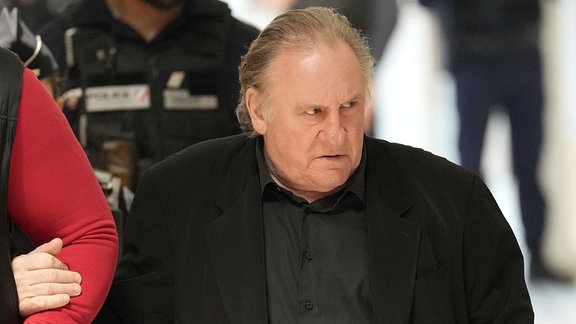 Schauspieler Gerard Depardieu kommt zu seinem Prozess.
