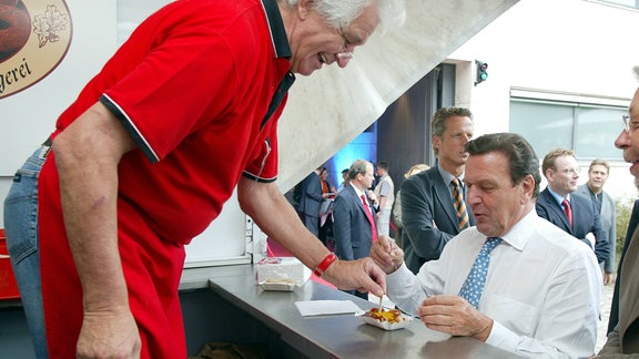 Hoffest der SPD Bundestagsfraktion. Bundeskanzler Gerhard Schroeder, SPD , bestellt eine Currywurst. 