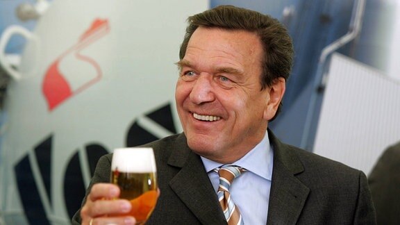 Bundeskanzler Gerhard Schröder (GER/SPD) trinkt gut gelaunt ein Glas Bier.