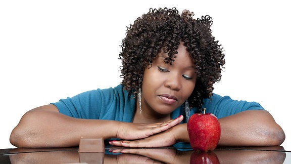 Frau mit einem Apfel