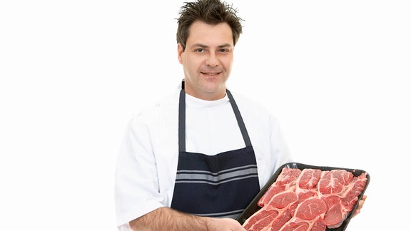 Mann mit einem Tablett mit Fleisch