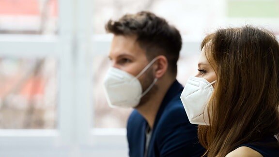 Mann und Frau mit FFP2 Maske