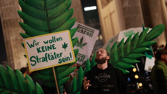 Eine Demonstration zur Legalisierung von Cannabis unter dem Motto Cannabis Normal! am 01. April 2024 am Brandenburger Tor in Berlin. Ab dem 1. April ist der Konsum und Anbau ( in kleinen Mengen ) von Cannabis für Erwachsene erlaubt.