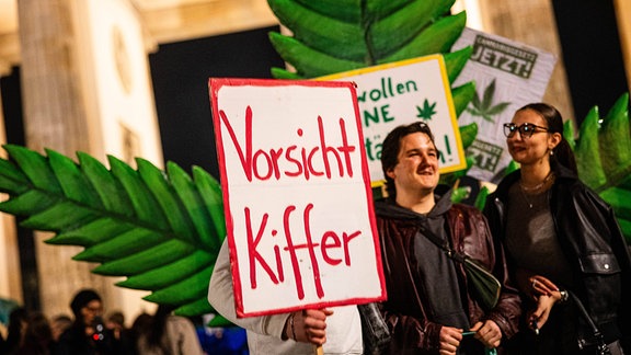Eine Demonstration zur Legalisierung von Cannabis unter dem Motto Cannabis Normal! am 01. April 2024 am Brandenburger Tor in Berlin. Ab dem 1. April ist der Konsum und Anbau ( in kleinen Mengen ) von Cannabis für Erwachsene erlaubt.