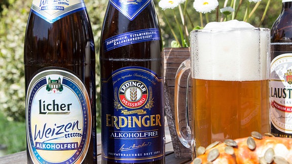 Flaschen unterschiedlicher Hersteller alkoholfreien Bieres