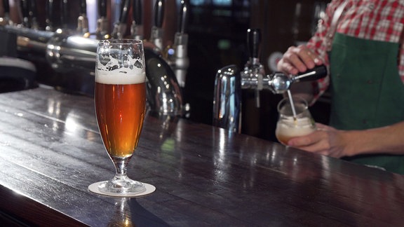 Ein Glas Craftbier auf einem Tresen