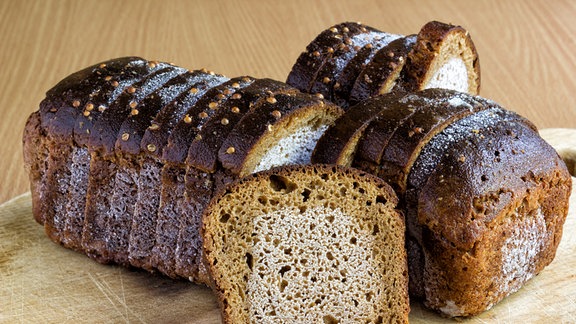 Ein halb gefrorenes, geschnittenes Brot.
