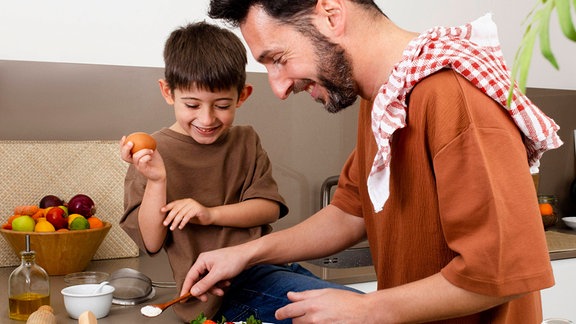 Vater und Kind beim gemeinsamen Kochen