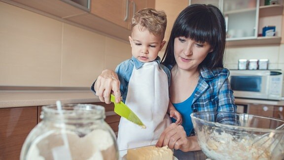 Ein Kind und eine Frau backen