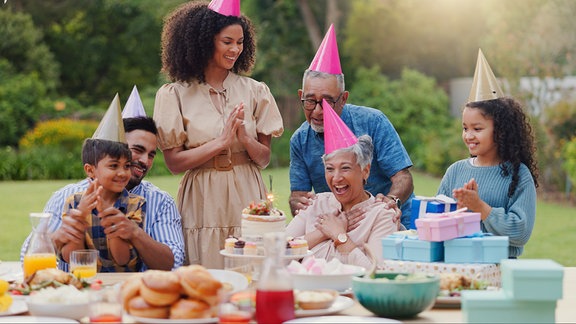 Stock-Foto: eine feiernde Familie mit spitzen Party-Hüten