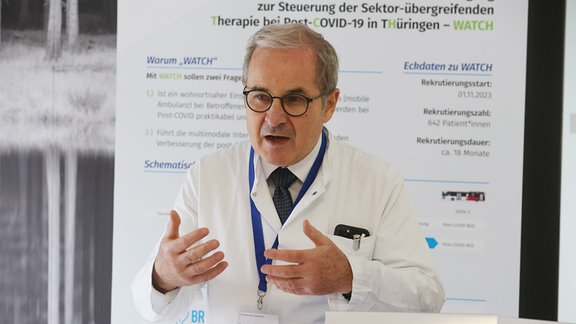 Andreas Stallmach, Leiter des Post-COVID Zentrums der Universitätsklinik Jena, spricht bei einer Pressekonferenz.
