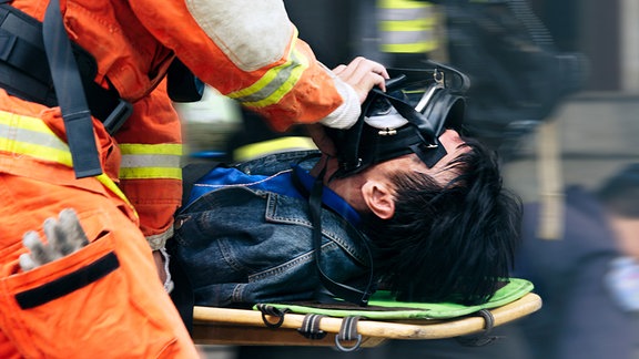 Rettungssanitäter versorgt ein Unfallopfer