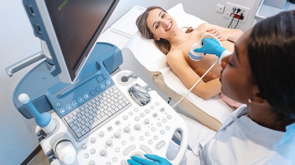 Eine vorbeugende Ultraschallmammographie bei einer Patientin durch einen Gynäkologen.