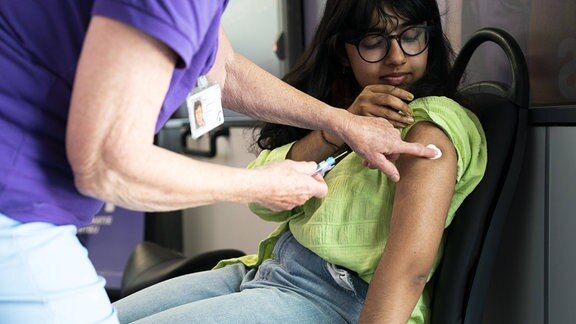 Junge Frau wird gegen HPV geimpft