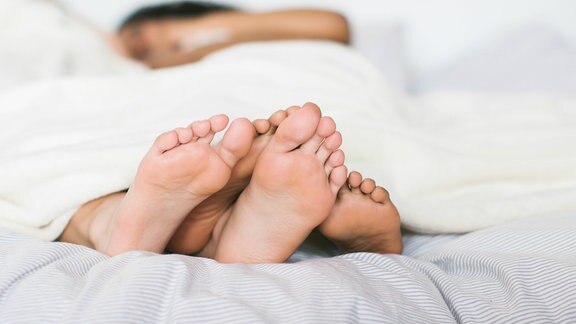Füße eines lesbischen Paares im Bett