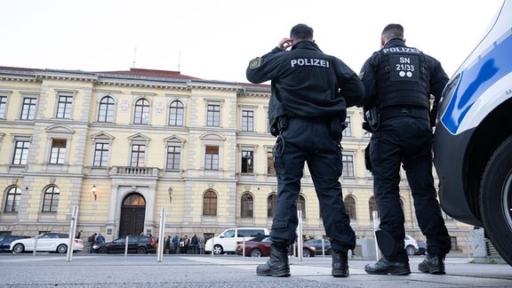 Polizei steht vor dem Landgericht in Leipzig. 