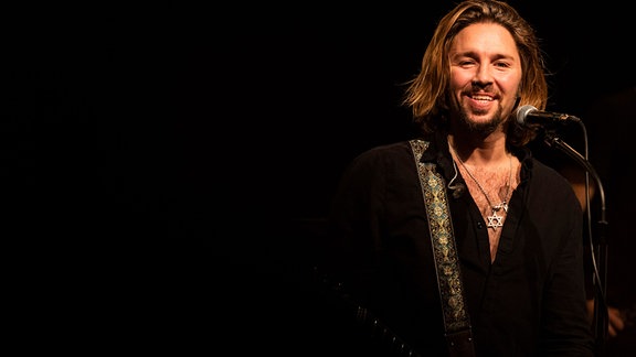 Beim Konzert im Rahmen der "Alles auf Hoffnung Tour" steht Gil Ofarim auf der Bühne.