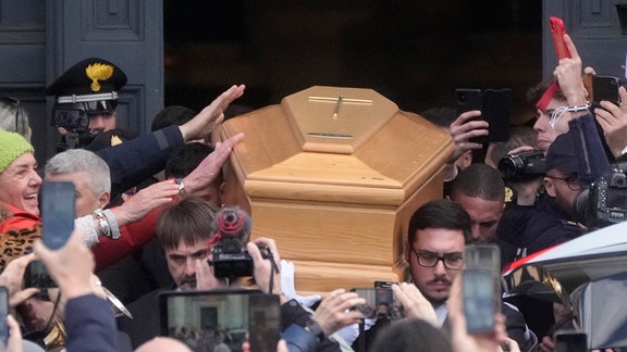 Der Sarg der verstorbenen Filmlegende Gina Lollobrigida wird nach der Trauerfeier aus der Kirche Santa Maria in Montesanto getragen. Lollobrigida, die in den 1950er Jahren zu internationalem Ruhm gelangte und nach dem Titel eines ihrer Filme als «die schönste Frau der Welt» bezeichnet wurde, starb am 16. Januar 2023 in Rom. Sie wurde 95 Jahre alt.